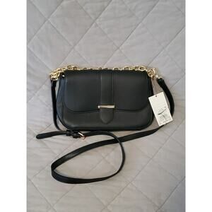 FLAP CLOSURE CROSSBODY STRAP SATCHEL MESSENGER STYLE HANDBAG BLACK & GOLD PURSE